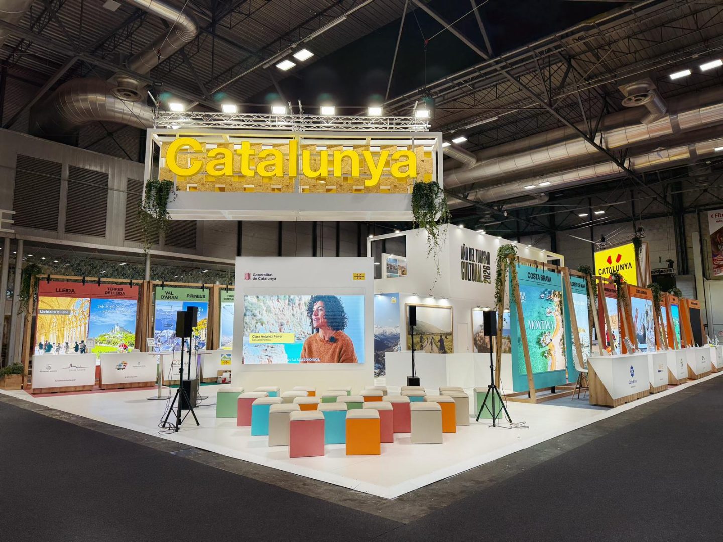 Diseño y construcción del Stand de CATALUNYA en FITUR 2026.
